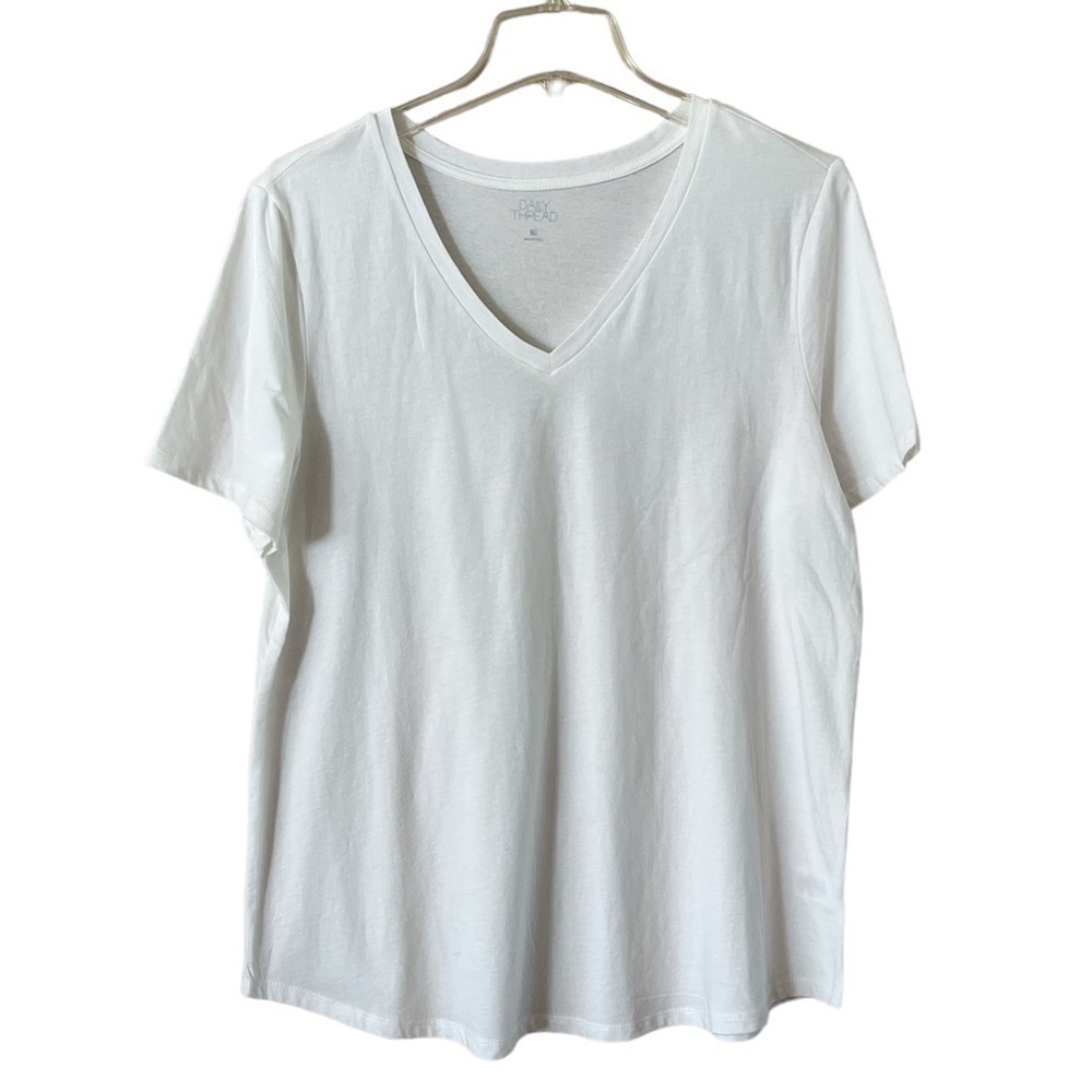 NWT Daily Thread white short sleeve T-shirt rounded hem size large V-neck thin